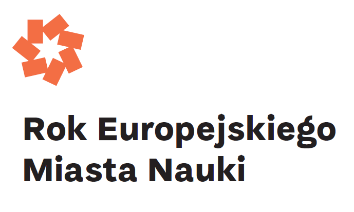 Pomarańczowe geometryczne logo gwiazdy nad pogrubionym czarnym polskim tekstem Rok Europejskiego Miasta Nauki na białym tle.